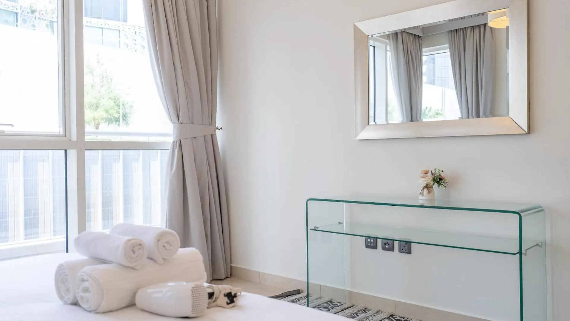 Prestigious 3-Bedroom Apartment With Easy Access In Downtown Dubái 0*,