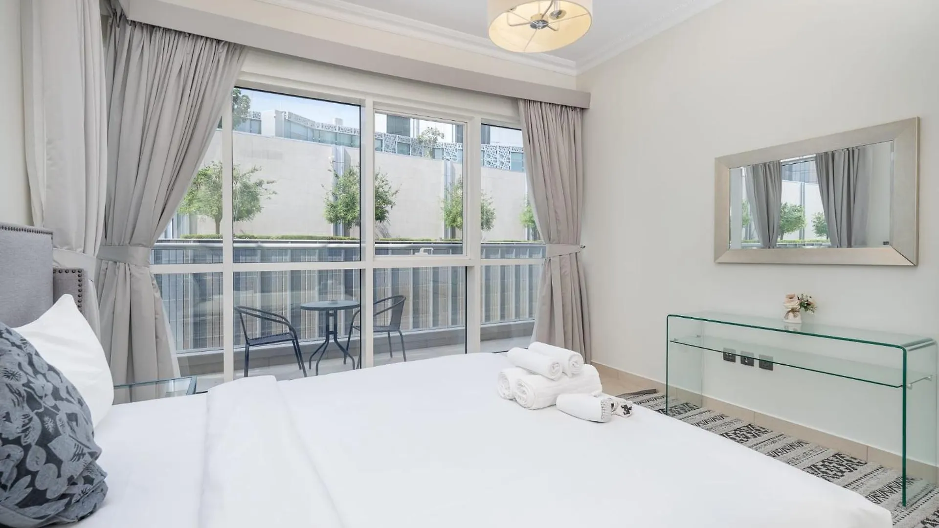 Prestigious 3-Bedroom Apartment With Easy Access In Downtown Dubai