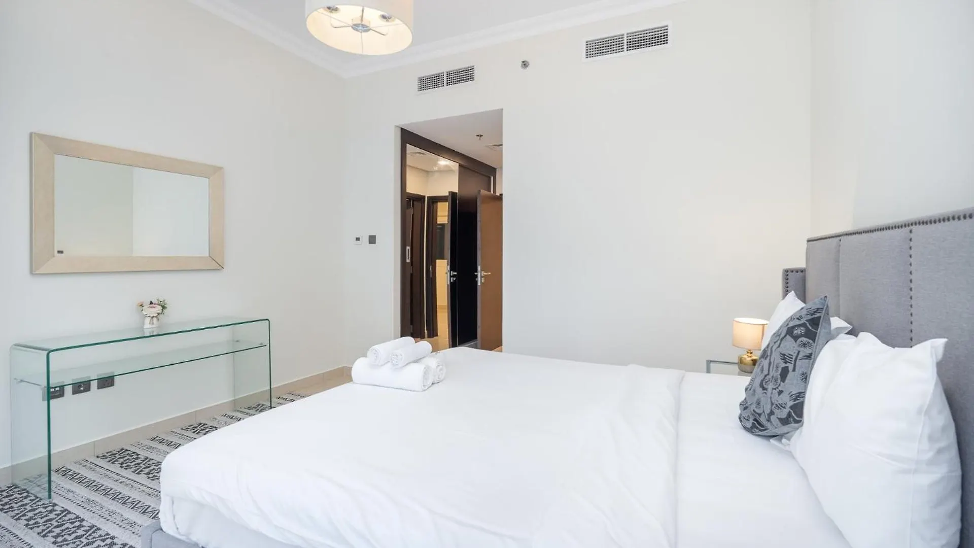 Prestigious 3-Bedroom Apartment With Easy Access In Downtown Dubai 0*,  United Arab Emirates