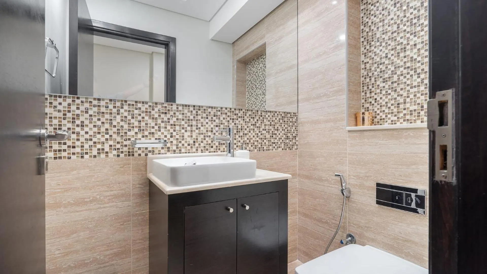 Prestigious 3-Bedroom Apartment With Easy Access In Downtown Dubai
