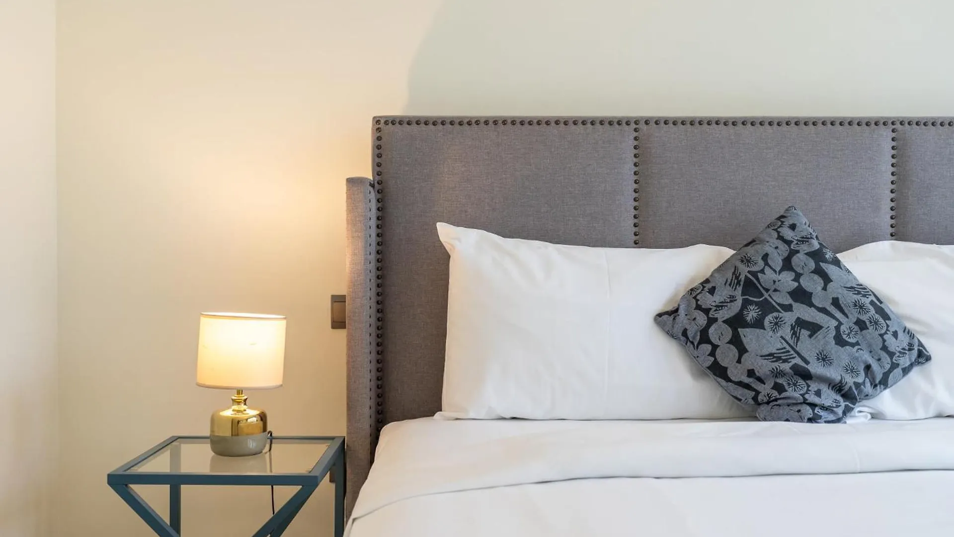 Prestigious 3-Bedroom Apartment With Easy Access In Downtown Dubai