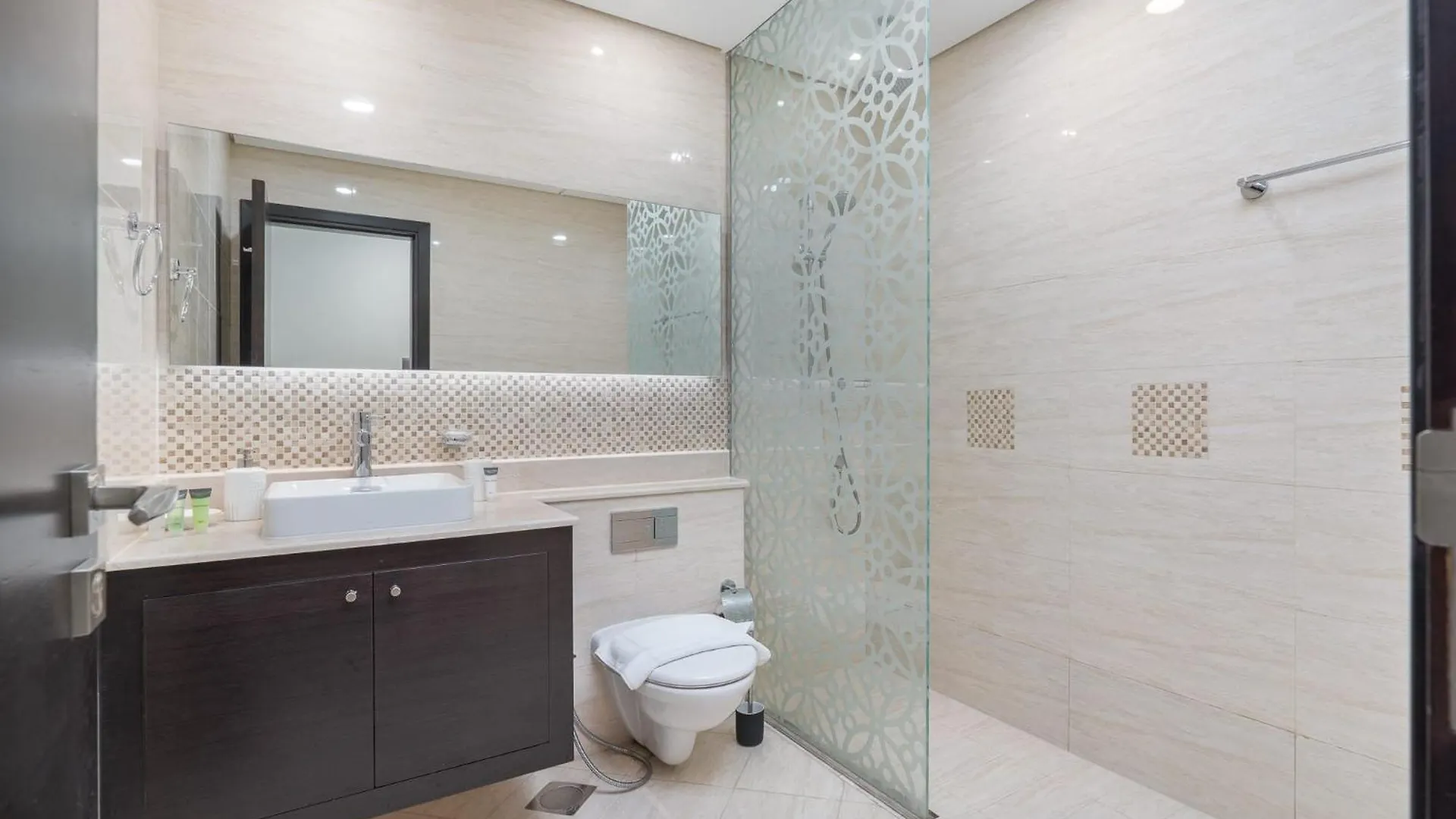 Prestigious 3-Bedroom Apartment With Easy Access In Downtown Dubai