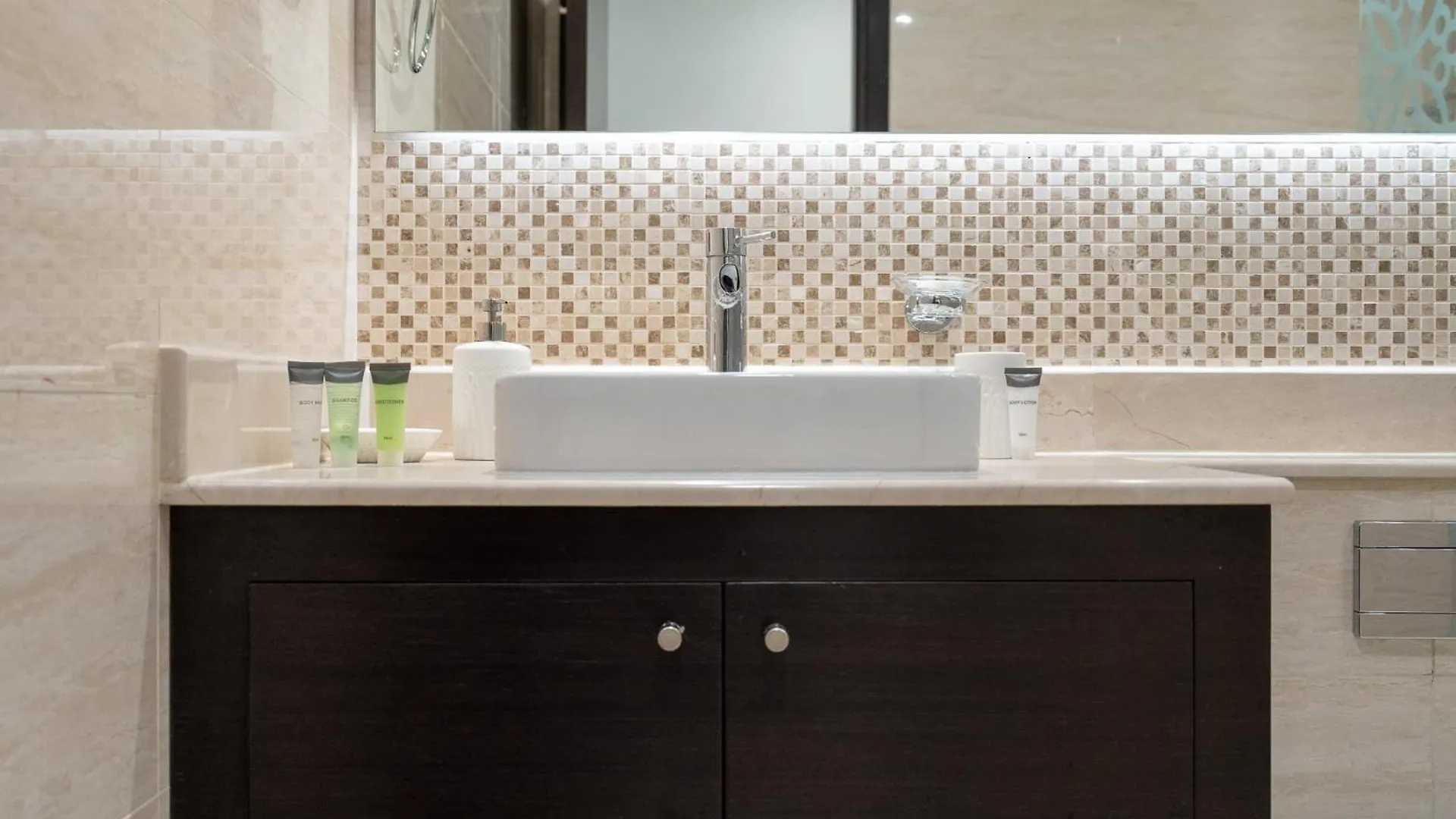 Prestigious 3-Bedroom Apartment With Easy Access In Downtown Dubai 0*,