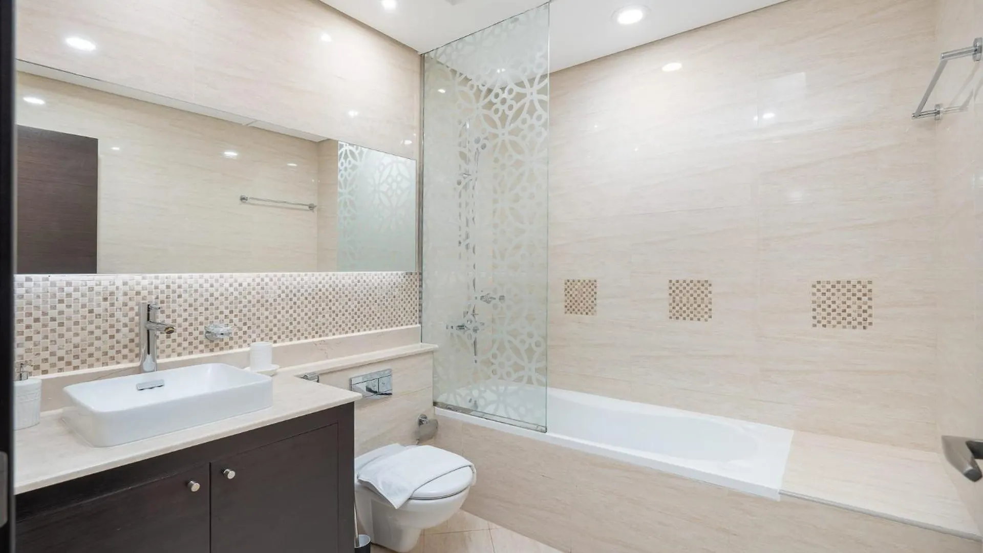 Prestigious 3-Bedroom Apartment With Easy Access In Downtown Dubai